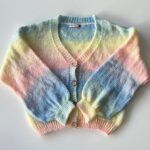 El Cardigan Candy, es muy calentito, de lanita fizz. Con un degrade de colroes en tonos pasteles que lo hacen super cute. Ideal para darle color a cualquier look