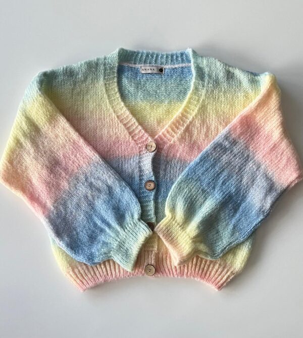 El Cardigan Candy, es muy calentito, de lanita fizz. Con un degrade de colroes en tonos pasteles que lo hacen super cute. Ideal para darle color a cualquier look